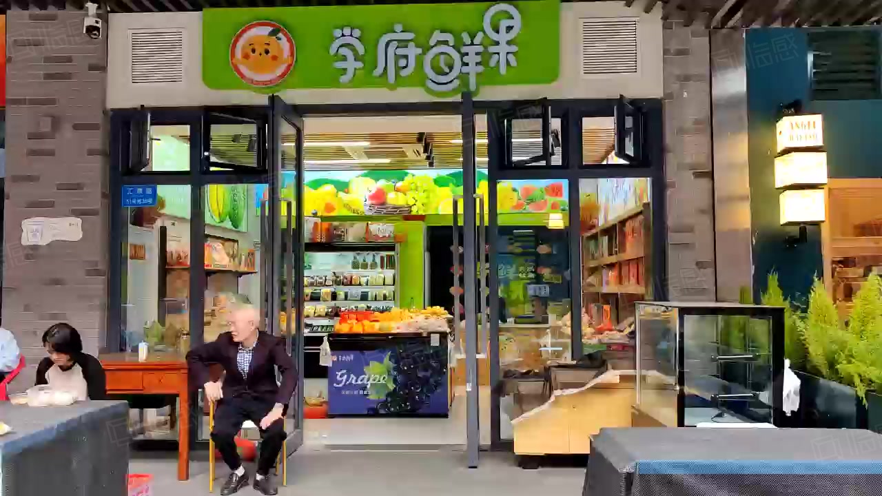 【11图】急售沙坪坝89栋高层下面的水果店140万要卖面积61平方,重庆