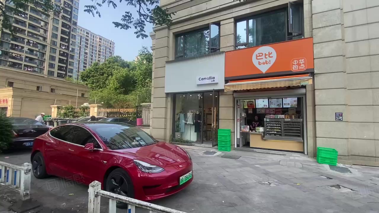 (出售) 余杭  服装店巴比馒头 一铺两租 年收租金25万 带租约