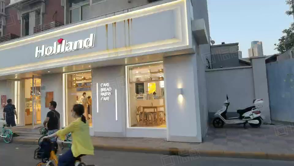 人流密集!停车方便!