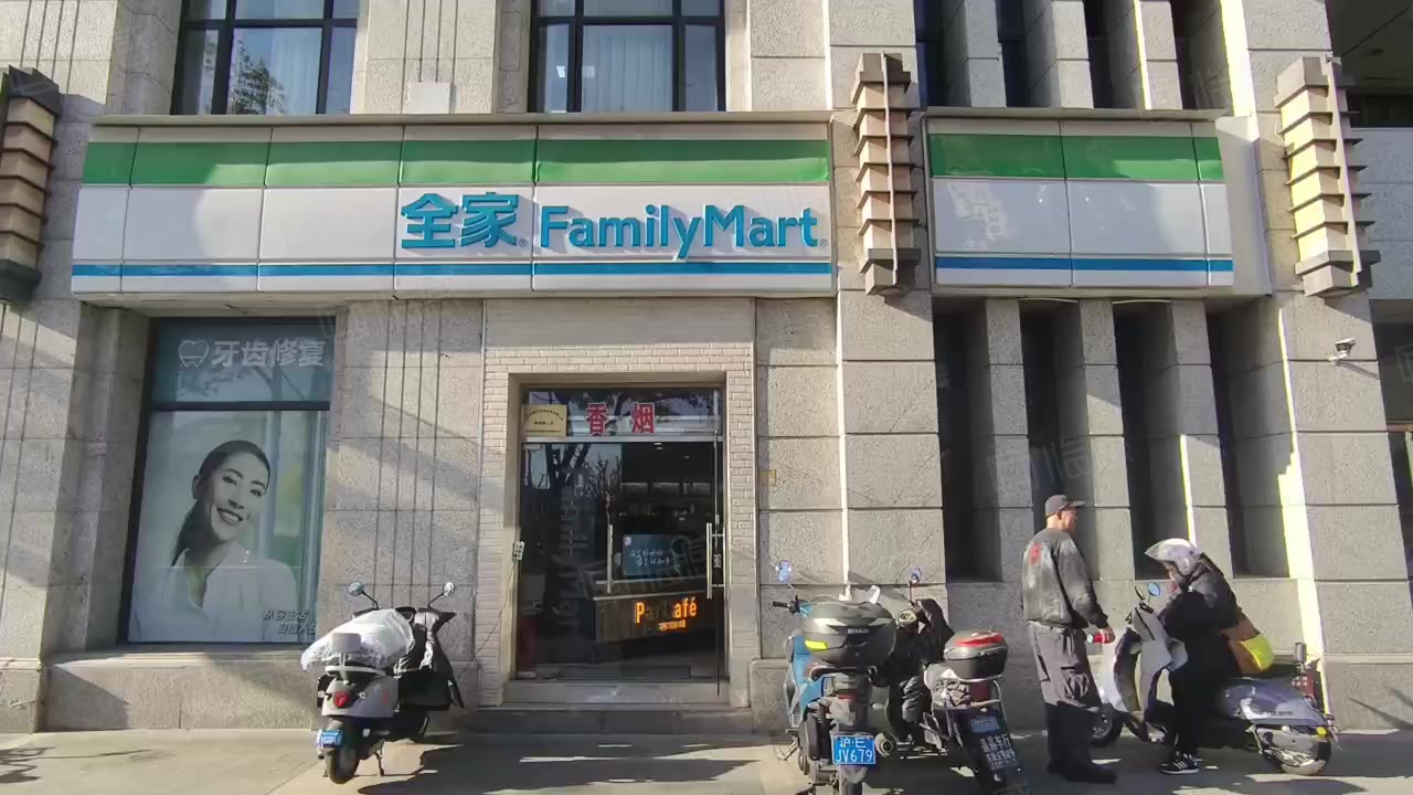 【21图】急售长宁中山公园70年产权沿街底商全家便利店租金12万,上海