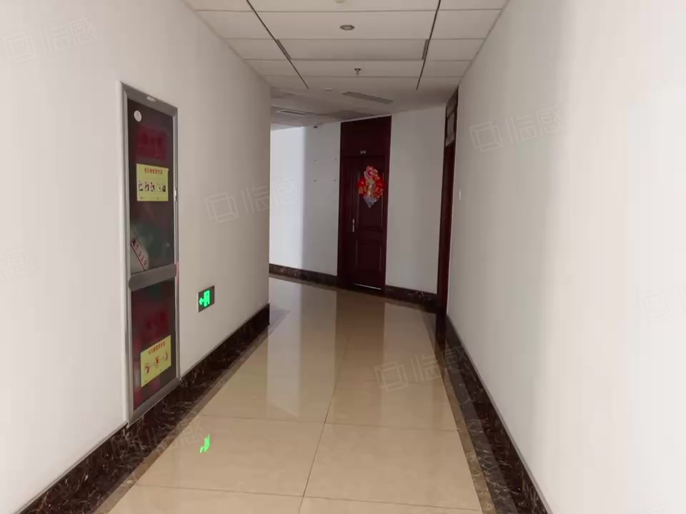 两个玻璃隔断 南向 实拍图,淄博张店华光路中房大厦写字楼出租-淄博58