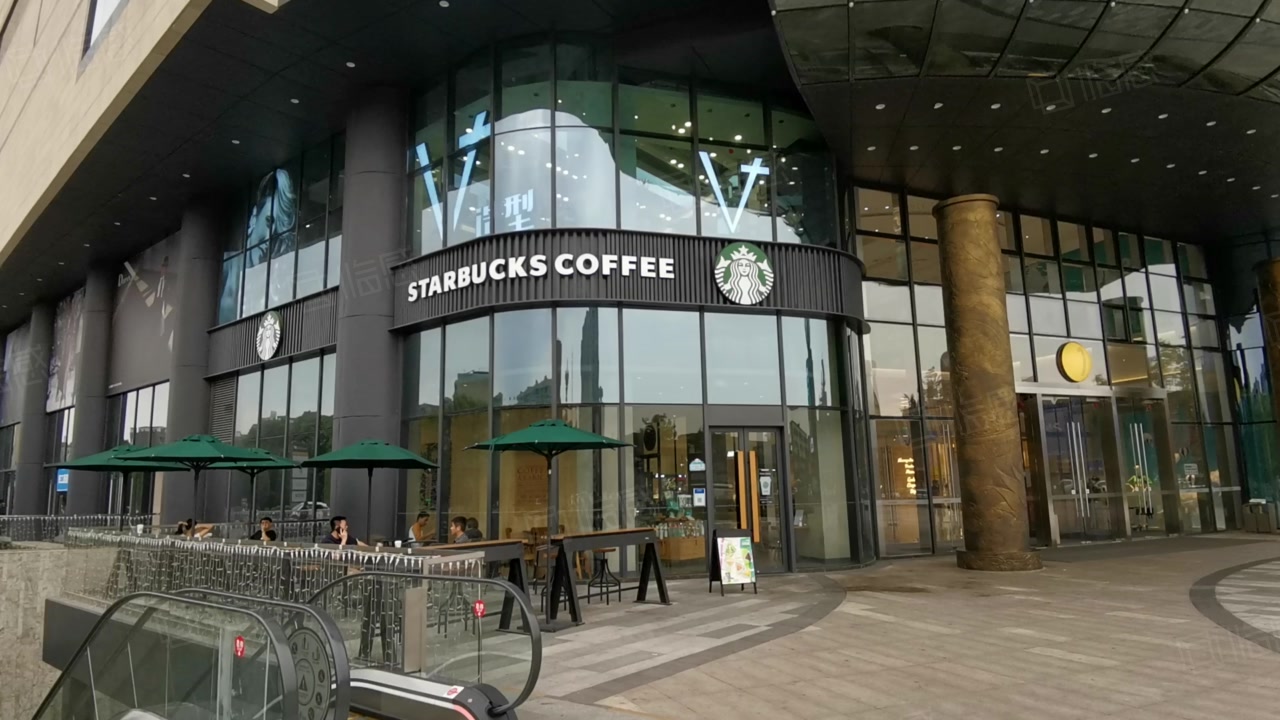 【11图】商场出入口(星巴克 年租12万)15米开间 6米层高全业态!