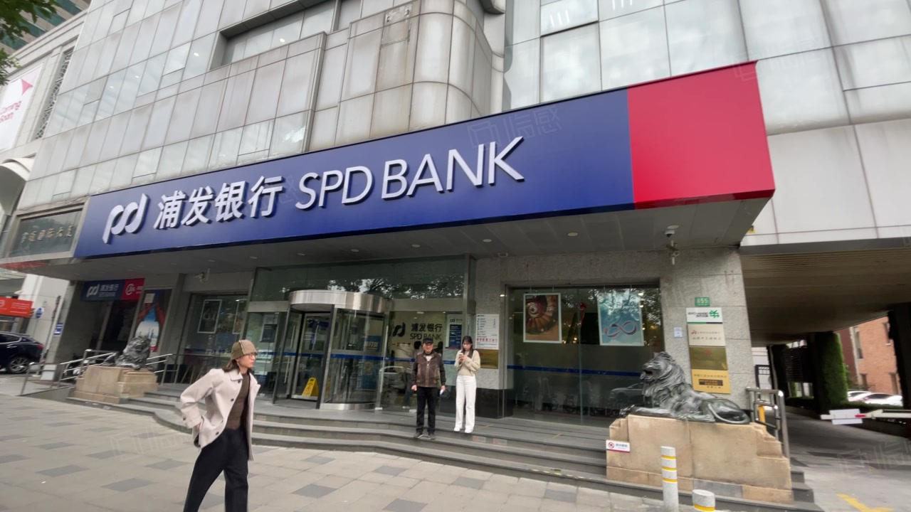 【13图】地铁口浦发银行!18米展示面!年资85万转角位置!