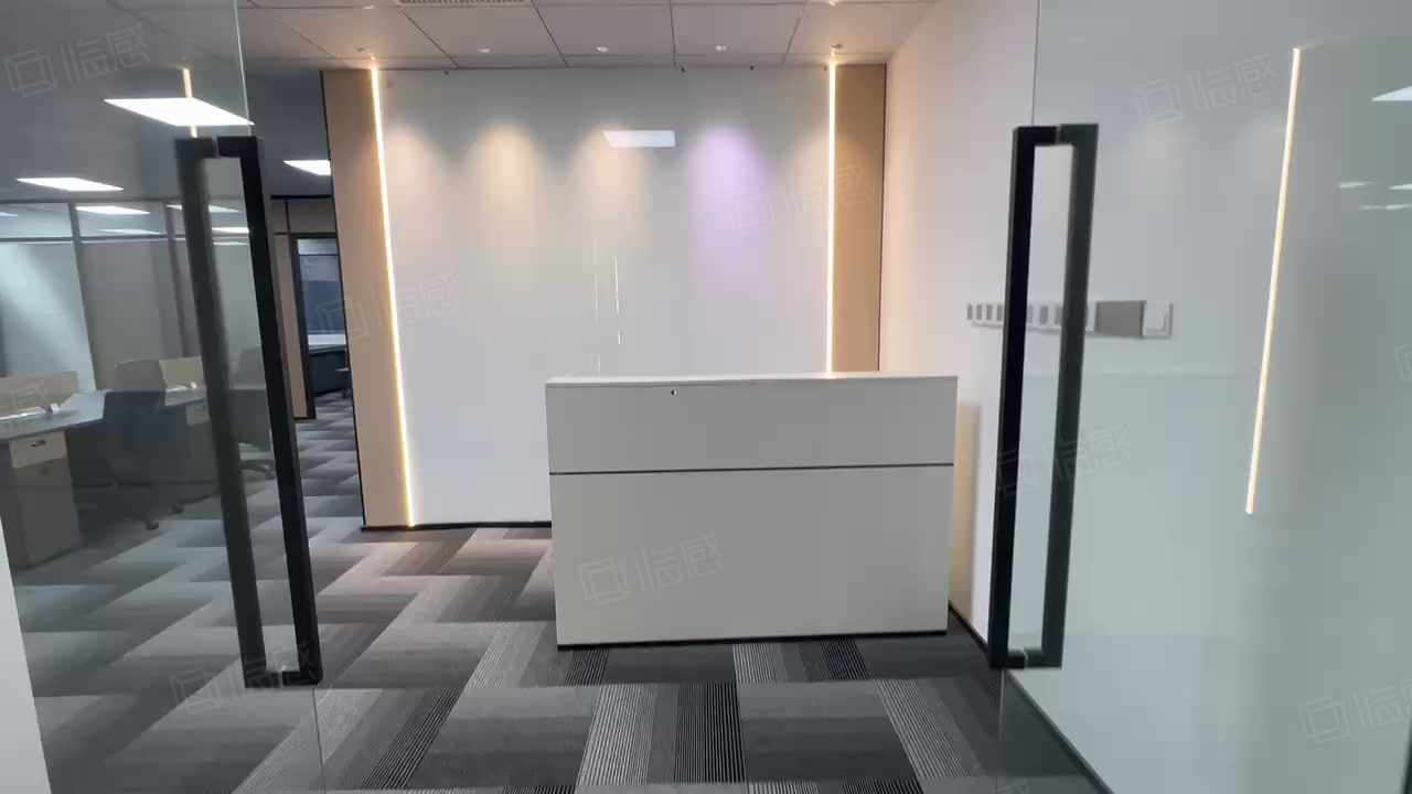 【9图】距地铁200米 新城总部大厦 电梯口 全套家具 阳光充裕 随,南京