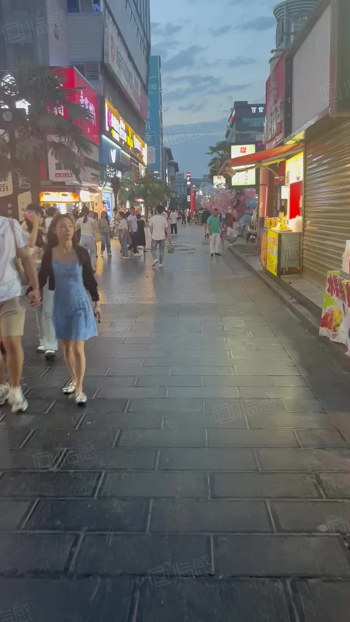 (出租) 小寨 海港城 长安中路飞炫广场商铺转让12平带外摆 年轻人多
