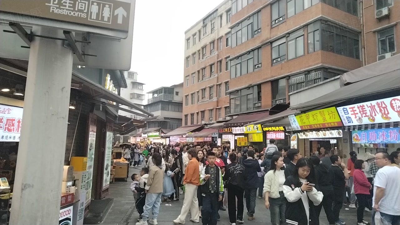 人流巨大 租金低 适合小吃 饮品等等,武汉武昌司门口武汉户部巷商铺