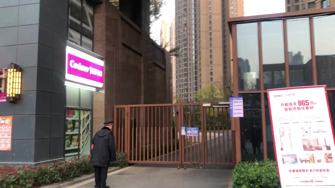 【11图】国博二小(学校正对面 102平 餐饮铺)门口有外摆 地铁口,武汉