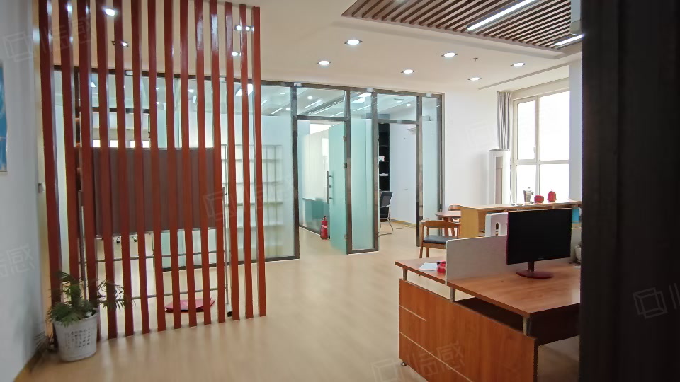 创业大厦阳面150平,精装带家具边户,可注册邻荣富中心