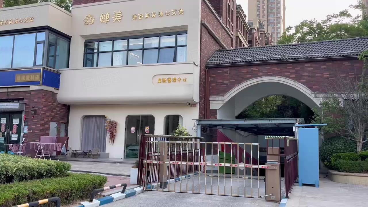 (出售) 小区口主大门 商业办公和高端住宅双加持 带外摆和2个停车位