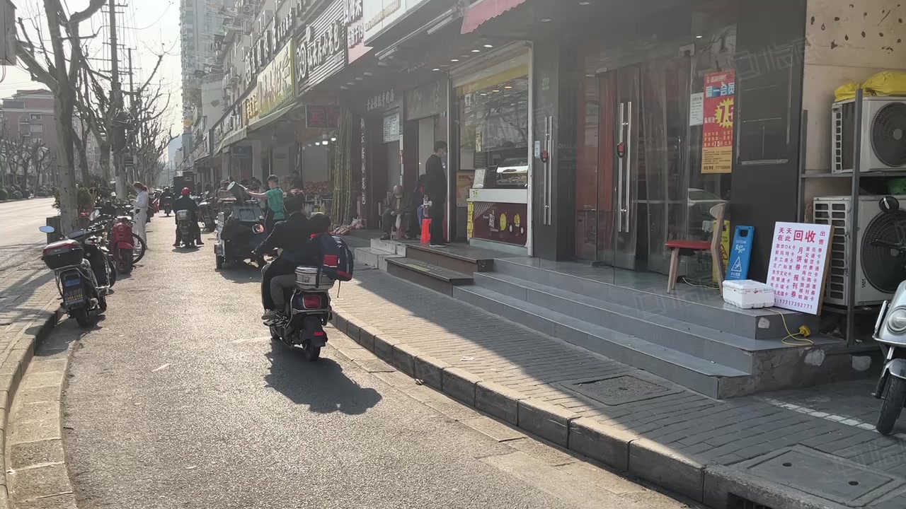 【10图】长宁仙霞西路小区门口沿街门面出租 无转让费适合水果蔬菜