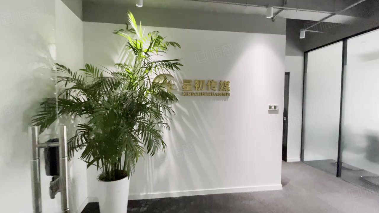 市北地标卓越世纪中心!精装带全套家具!