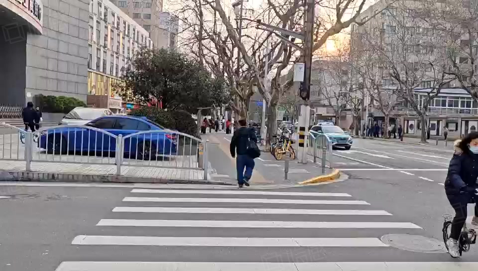 【19图】淞滨路营业中饭店转让,店招醒目,停车方便,旁边是广场,小区多